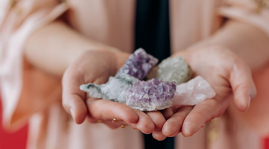 LES PIERRES NATURELLES ET LA LITHOTHERAPIE